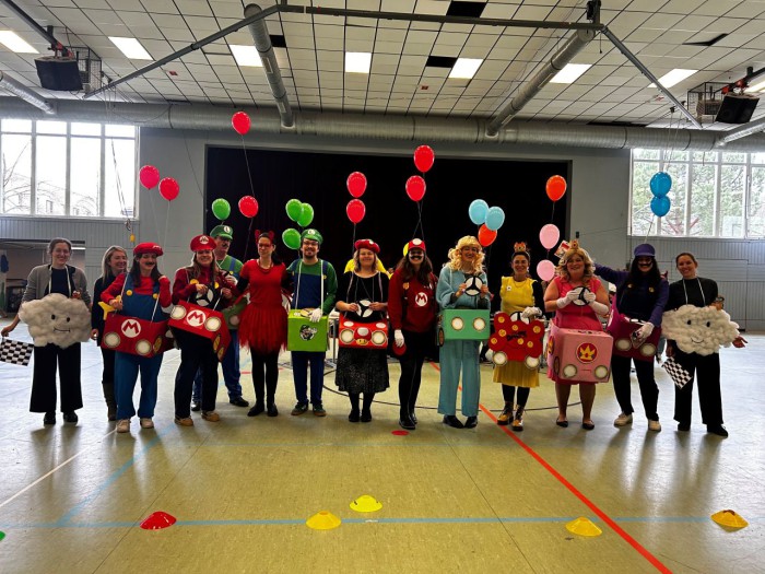 Das Kollegium grüßt mit Mario Kart