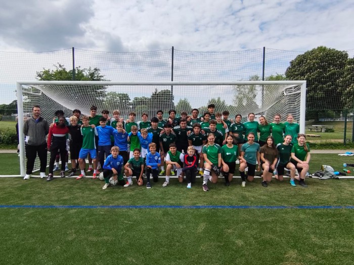 Eine Gemeinschaft - ein Team: Die E.I. FußballerInnen Eine Gemeinschaft - ein Team: Die E.I. FußballerInnen