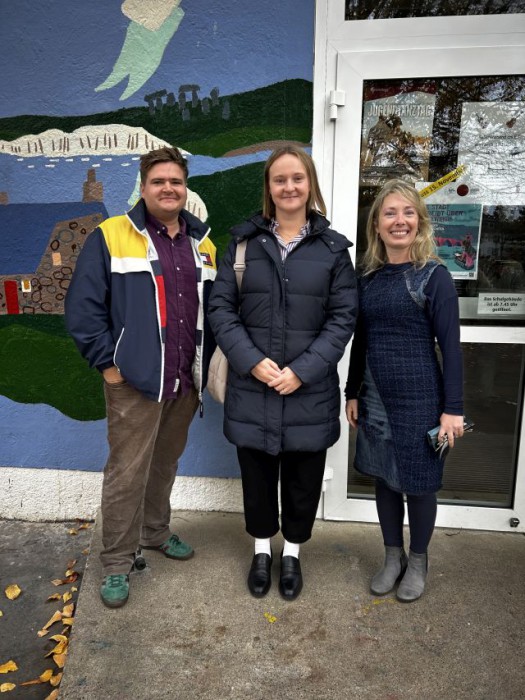 MdL Marilena Geugjes und stellvertretender Fraktionsvorsitzender der Grünen Leander von Detten mit der Organisatorin Frau Kulozik