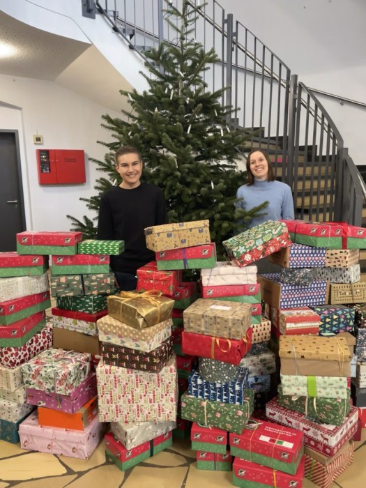 Leon Weissmann und Frau Schwabenland freuen sich über den Erfolg der Aktion.