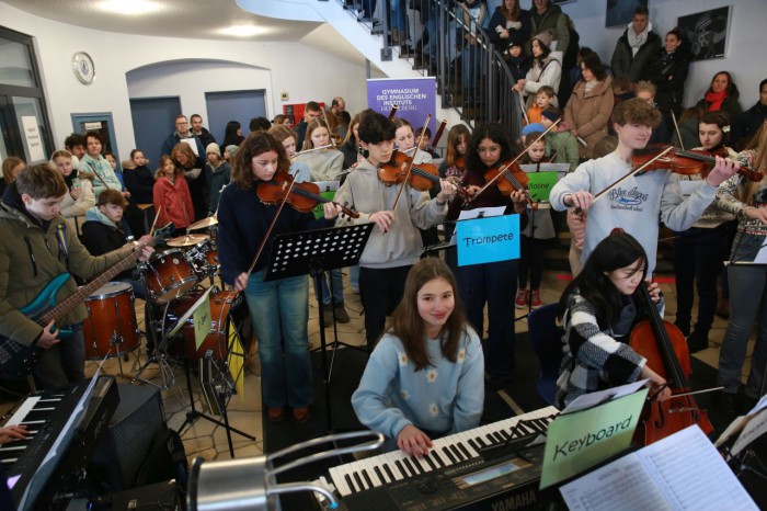 Die Big Band bringt das ganze Treppenhaus zum Klingen