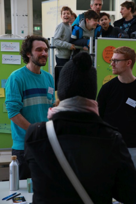 Schulsozialarbeiter Samuel Kitchen und Lerncoach Niklas Kircher waren gefragte Ansprechpartner